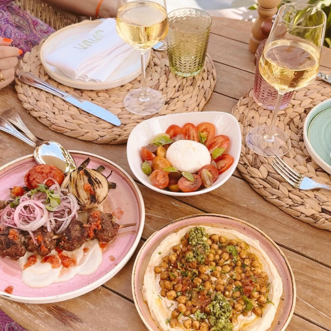 Le Java Restaurant à Saint-Martin est réputé pour sa cuisine délicieuse et son ambiance chaleureuse. Situé au cœur de l'île, il offre une expérience culinaire unique mêlant saveurs méditerranéennes et influences israéliennes. De plus, les résidences de vacances The Hills Residence sont un choix idéal pour profiter d'un séjour confortable et relaxant à proximité de ce magnifique restaurant. Avec leurs vues pittoresques et leur atmosphère accueillante, ces locations de vacances offrent le cadre parfait pour des moments inoubliables à Saint-Martin.