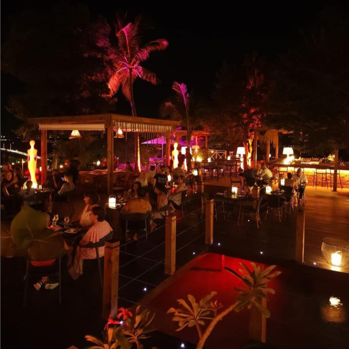 Le restaurant Bamboo House à Saint-Martin propose une expérience culinaire exceptionnelle avec sa fusion asiatique contemporaine, ses sushis primés, ses steaks de qualité et ses saveurs internationales 1. Les locations de vacances The Hills Residence à Sint Maarten offrent un hébergement idéal à proximité du restaurant Bamboo House, vous permettant de profiter d'un séjour confortable tout en découvrant les délices culinaires de l'île