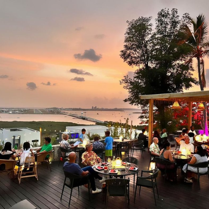 Le restaurant Bamboo House à Saint-Martin propose une expérience culinaire exceptionnelle avec sa fusion asiatique contemporaine, ses sushis primés, ses steaks de qualité et ses saveurs internationales 1. Les locations de vacances The Hills Residence à Sint Maarten offrent un hébergement idéal à proximité du restaurant Bamboo House, vous permettant de profiter d'un séjour confortable tout en découvrant les délices culinaires de l'île