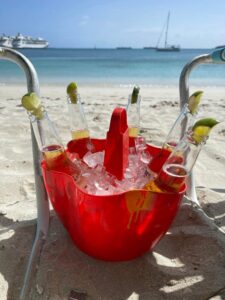 Profitez d'une soirée animée au célèbre bar Taloula Mango's / Blue Bitch à Sint Maarten, tout en séjournant dans les luxueuses locations de vacances de The Hills Residence.