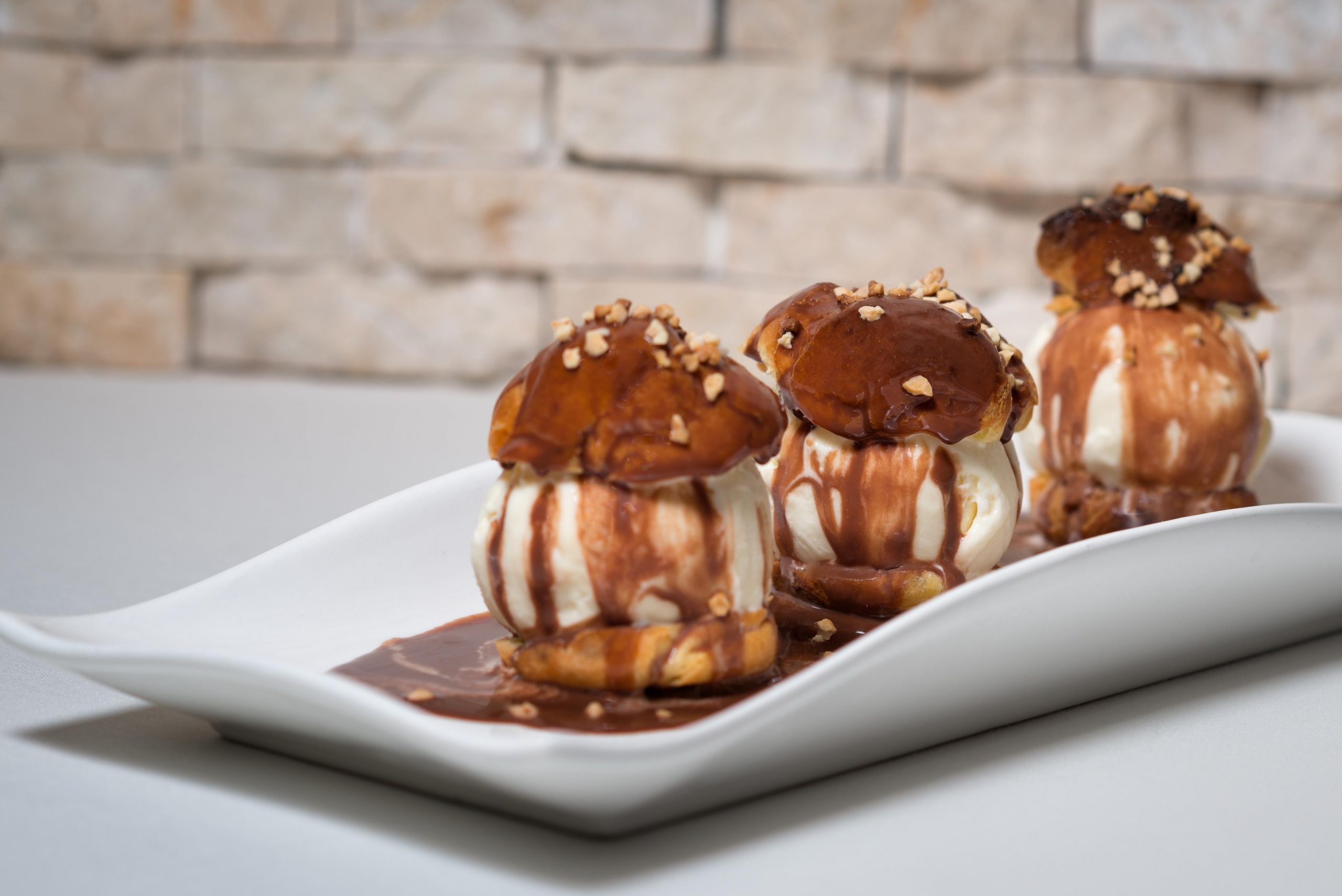 Bistrot Caraibes est un restaurant français chic situé à Grand-Case, Saint-Martin, offrant une expérience culinaire délicieuse avec des plats tels que le Homard Thermidor. Les locations de vacances The Hills Residence proposent des hébergements luxueux à Sint Maarten.