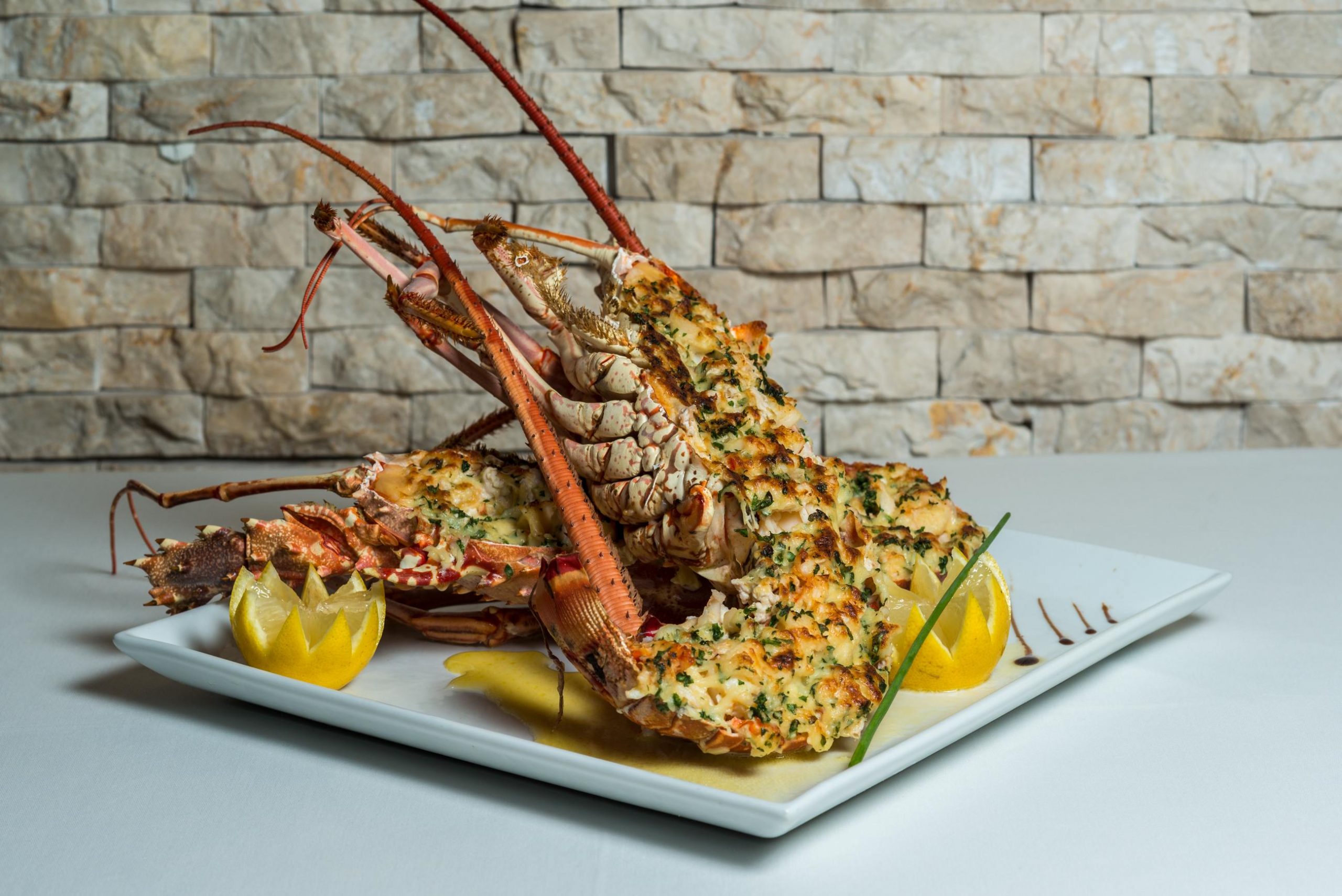 Bistrot Caraibes est un restaurant français chic situé à Grand-Case, Saint-Martin, offrant une expérience culinaire délicieuse avec des plats tels que le Homard Thermidor. Les locations de vacances The Hills Residence proposent des hébergements luxueux à Sint Maarten.
