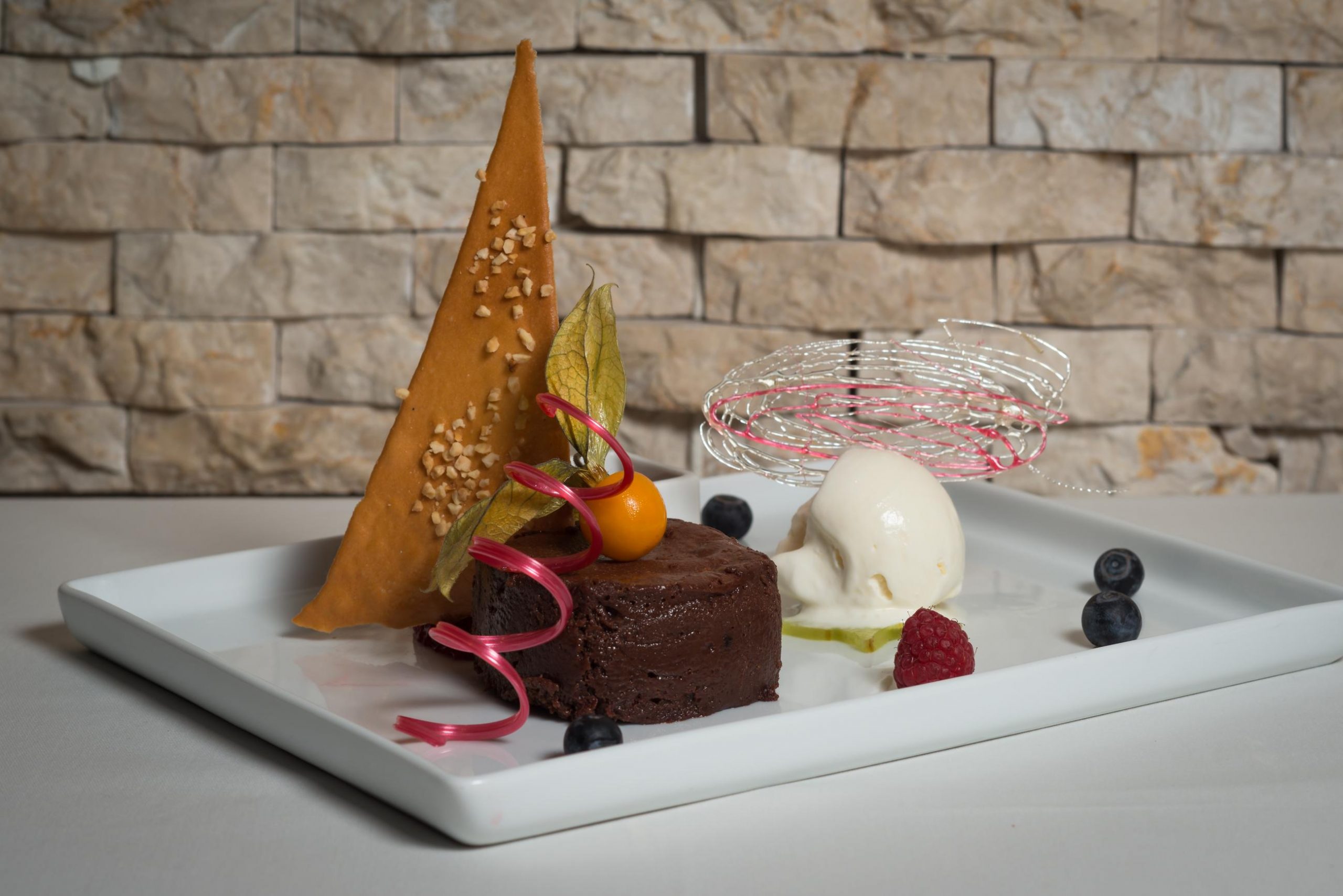 Bistrot Caraibes est un restaurant français chic situé à Grand-Case, Saint-Martin, offrant une expérience culinaire délicieuse avec des plats tels que le Homard Thermidor. Les locations de vacances The Hills Residence proposent des hébergements luxueux à Sint Maarten.