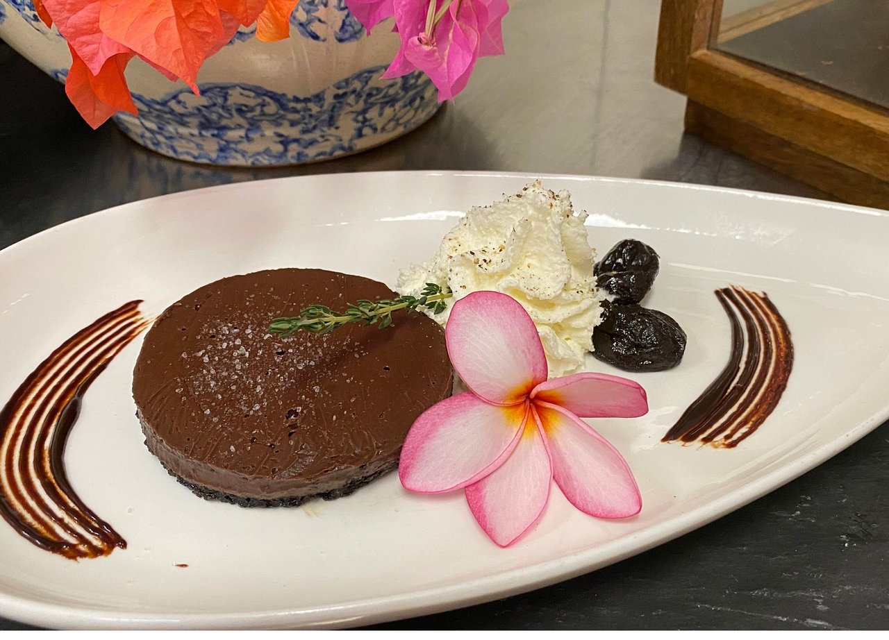 Le restaurant Emilio à Saint-Martin est réputé pour sa cuisine exceptionnelle et son cadre élégant. Avec son menu varié mettant en valeur des plats savoureux et des ingrédients frais, c'est l'endroit idéal pour les amateurs de gastronomie. De plus, les résidences de vacances The Hills Residence offrent un hébergement confortable et luxueux à proximité. Avec leurs vues imprenables sur l'océan et leurs équipements haut de gamme, ces locations de vacances sont parfaites pour se détendre après une journée passée à explorer l'île.