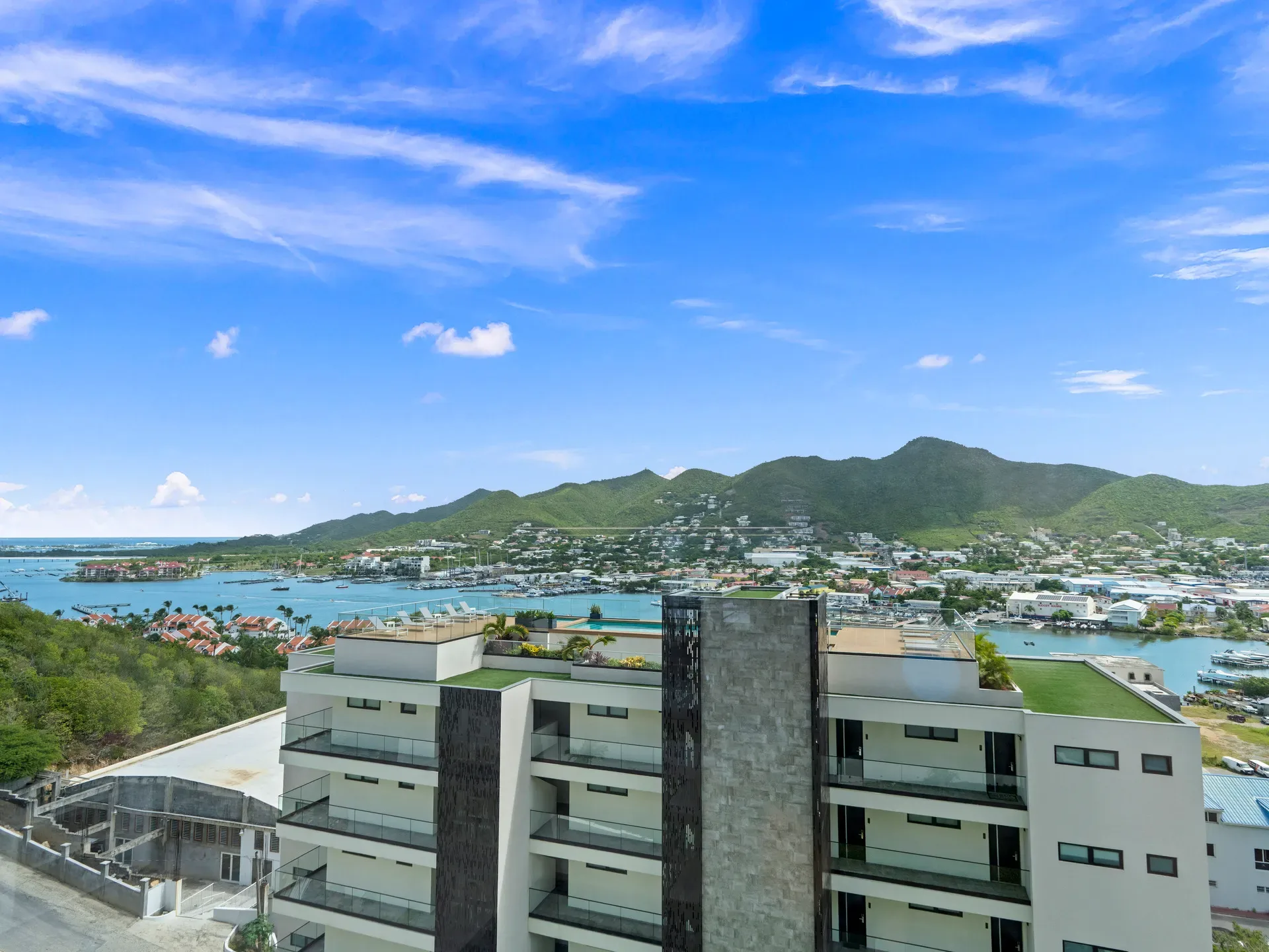 Vue aerienne de The Hills Residence avec ses batiments modernes et la baie de Simpson Bay