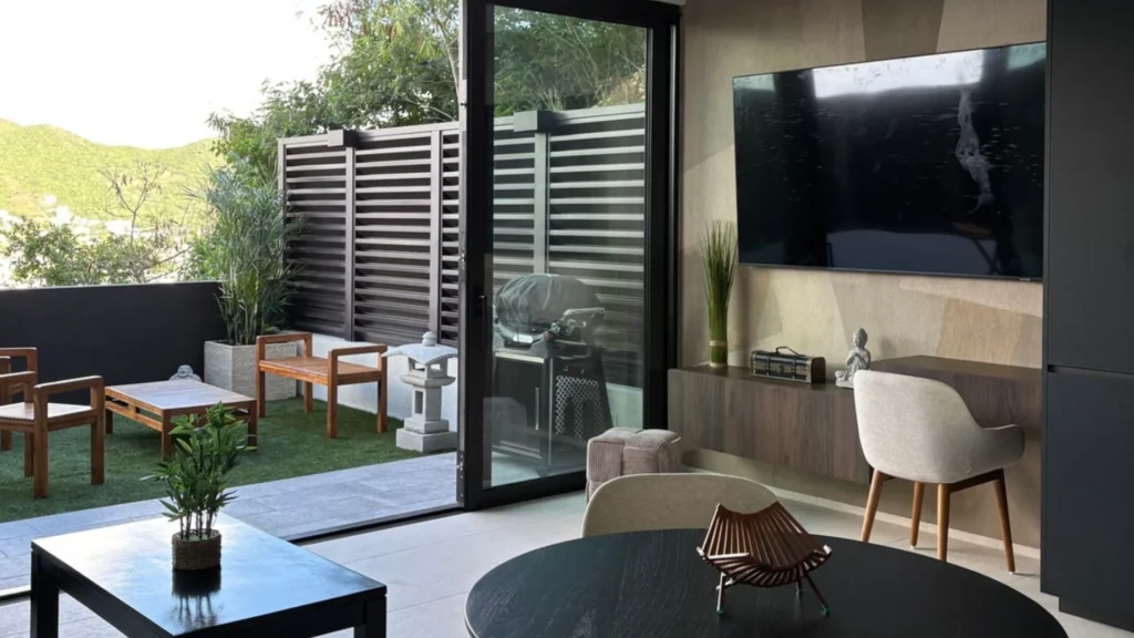 Espace de vie moderne avec terrasse jardin condo vacances Simpson Bay